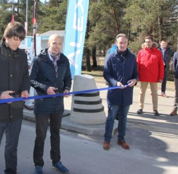 Pääsküla tanklas lõikavad linti Nõmme linnaosa vanema asetäitja Karmo Kuri ja Alexela juhatuse liige Alan Vaht.